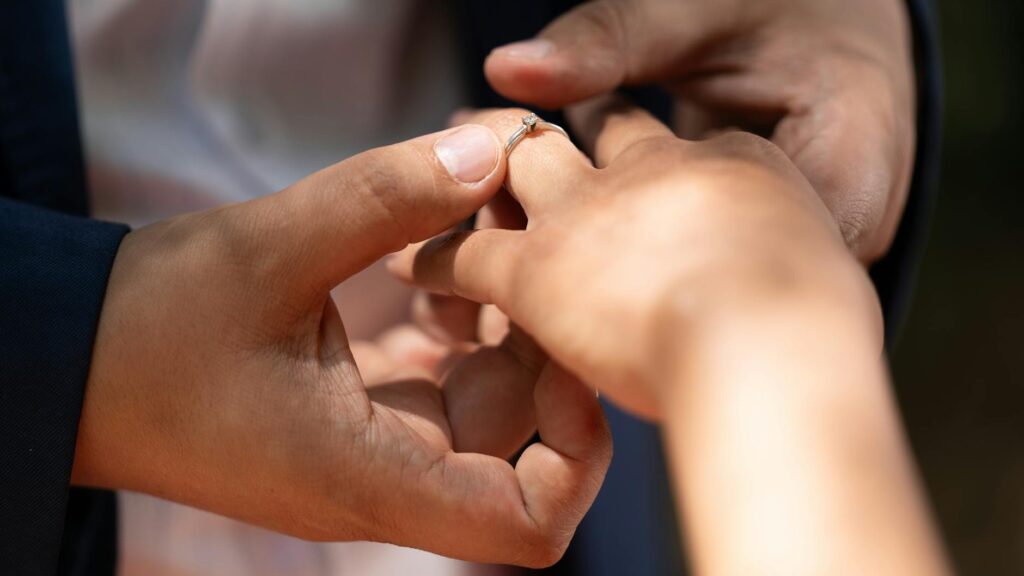 Engagement Ring Buying Guide for Beginners: Cost-Benefit
