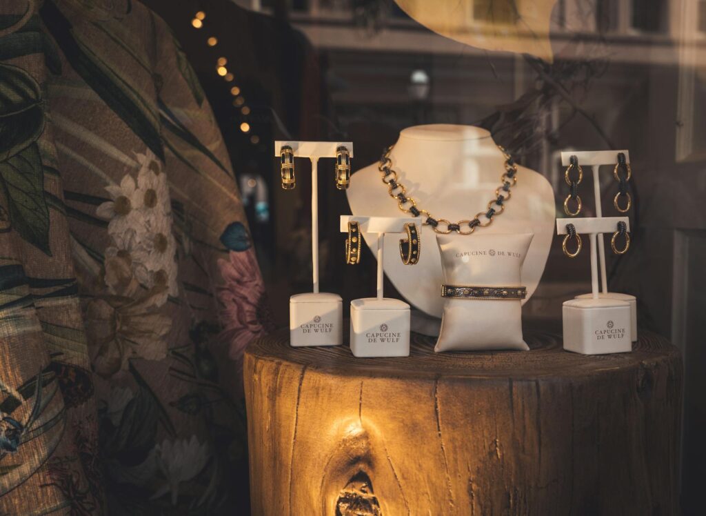 Online Jewelry Stores vs. Local Jewelers: Pros and Cons for 2026
